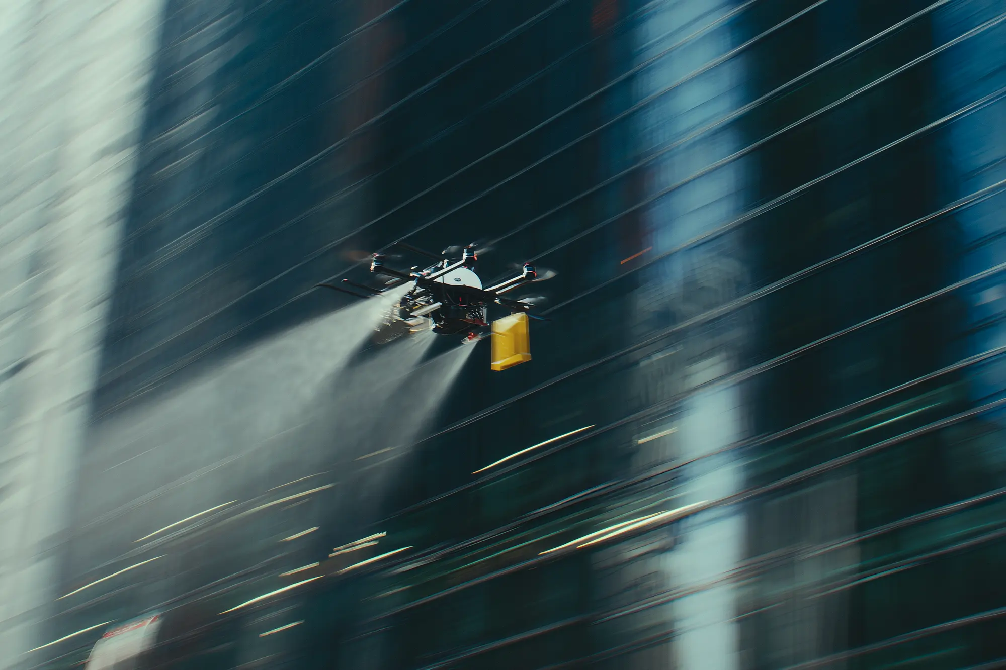 Drone da Vectro limpando uma pele de vidro em altura