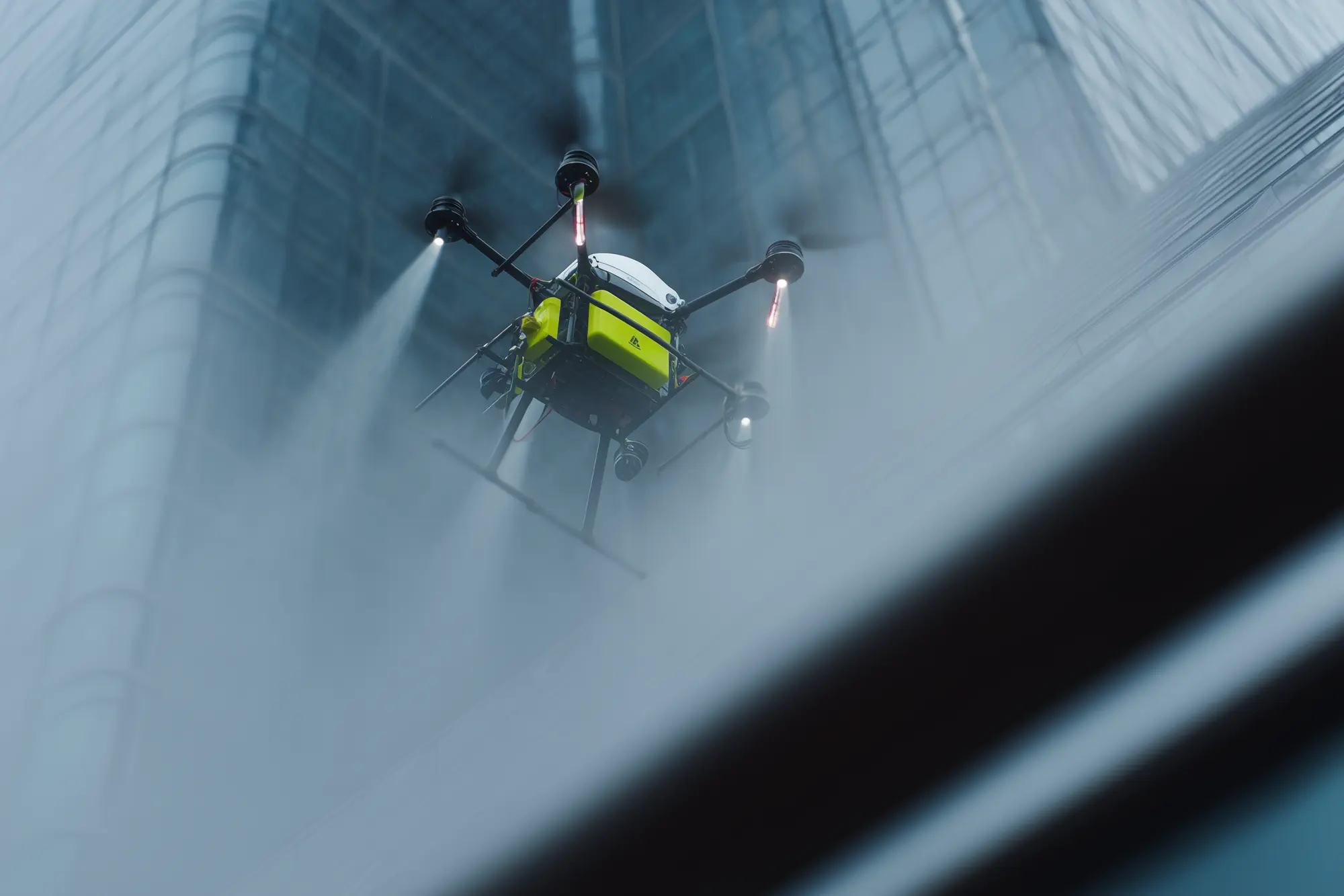 Drone industrial da Vectro operando entre torres em Florianópolis